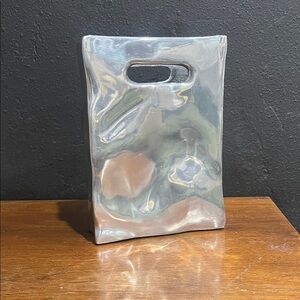 Metal wavy vase bag
